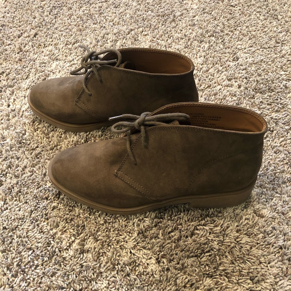 American Eagle Boots size 8. Olive. Never worn.
